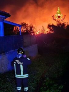 vigili-del-fuoco-impegnati-nello-spegnimento-dell'incendio